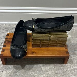 Tory Burch ballet flat. Snake/reptile look embossed leather w/ patent toe. Sz 7